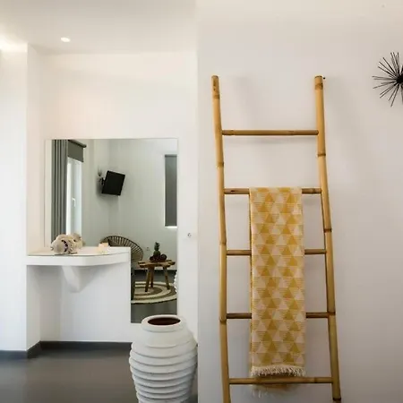 Jonaz & Mykonos Town